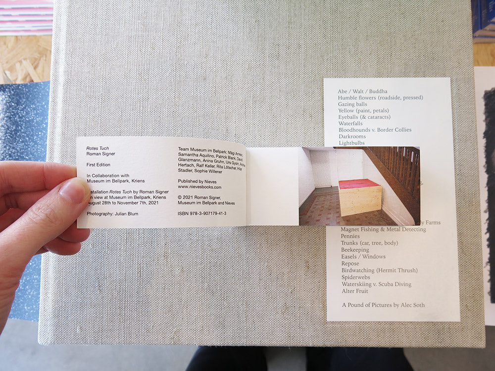 Roman Signer – Rotes Tuch - Image 2