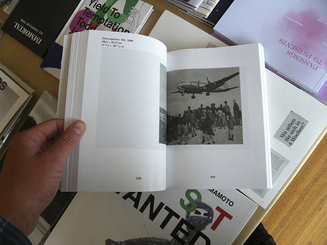 Thomas Ruff - Zeitungsfotos Newspaper Photographs - Image 5